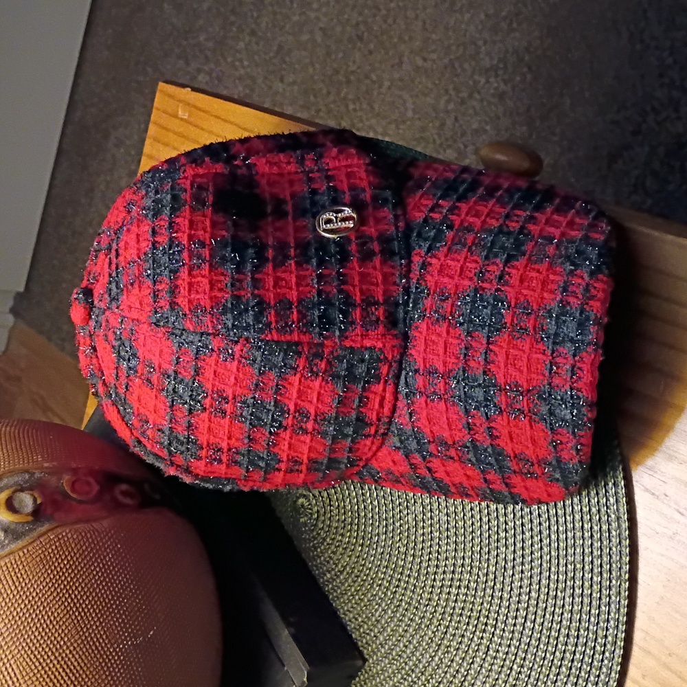 Red And Black Houndstooth Patterned Cap Nwot - image 3